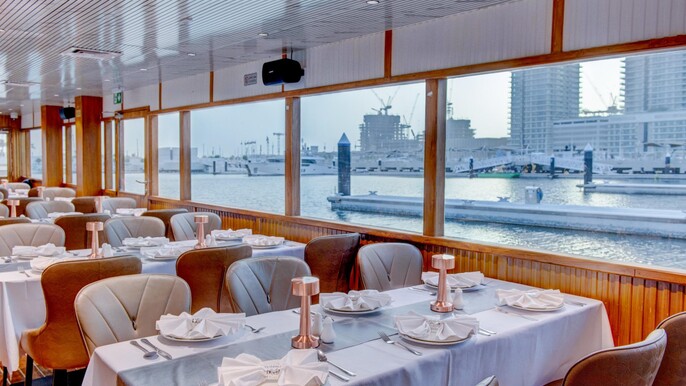 Dubai Marina: Luxury Dinner Cruise with Live Show, Open Bar & DJ (Standard Package)