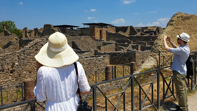 Private Transfer from Naples to Sorrento with Guided tour in Pompeii