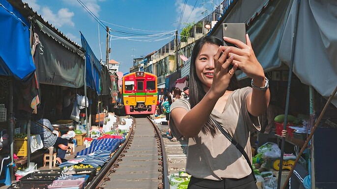 Damnoen Saduak Floating Market and Maeklong Railway Market Tour