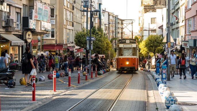 Spice Bazaar, Yeni Cami Mosque & Kadikoy Walking Tour – Half Day