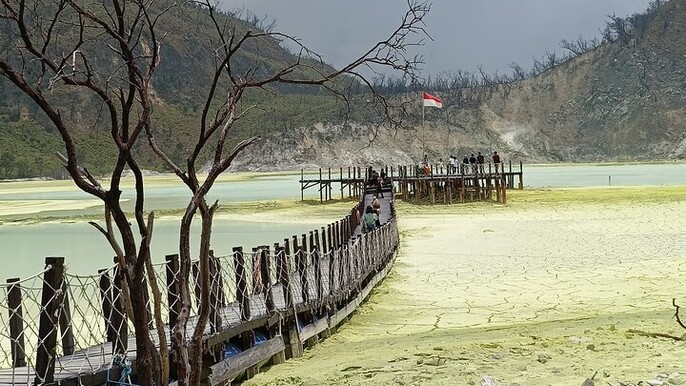 4 Day Jakarta Crater Green Canyon and Volcano Private Guided Tour