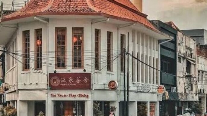 Jakarta Walking Tour with Public Transportation Visiting Sites