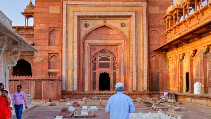 Agra to Delhi Drop via Fatehpur Sikri – Guided Visit Included.