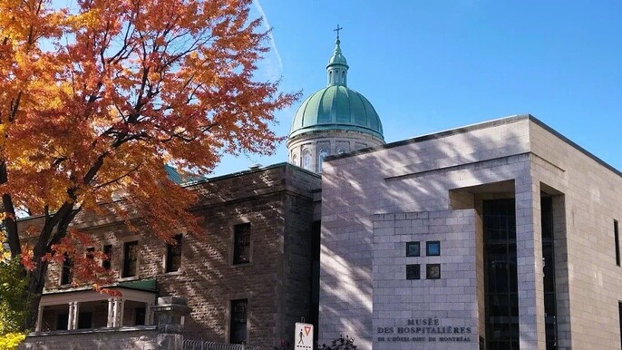 Montreal: Musée des Hospitalières Ticket & a City Walk Audio Tour