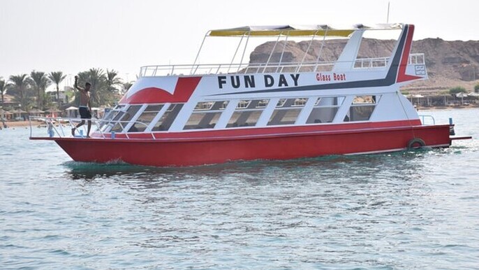 1-Hour Glass-Bottom Boat Journey & Parasailing – Sharm El Sheikh