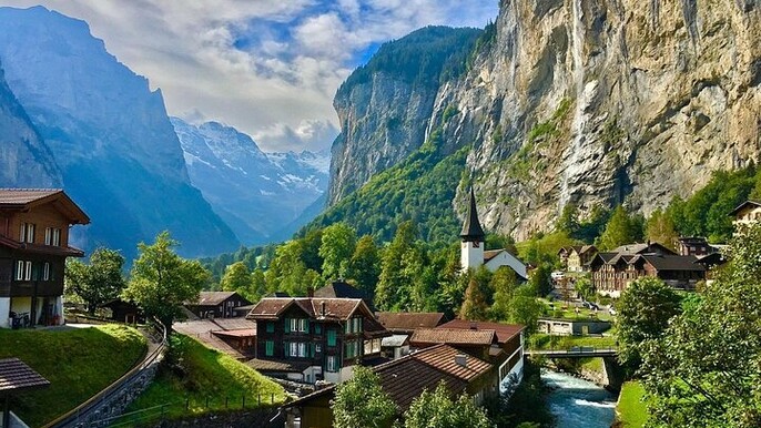 From Bern: Swiss Alps, Lauterbrunnen, Beatus Caves, Grindelwald