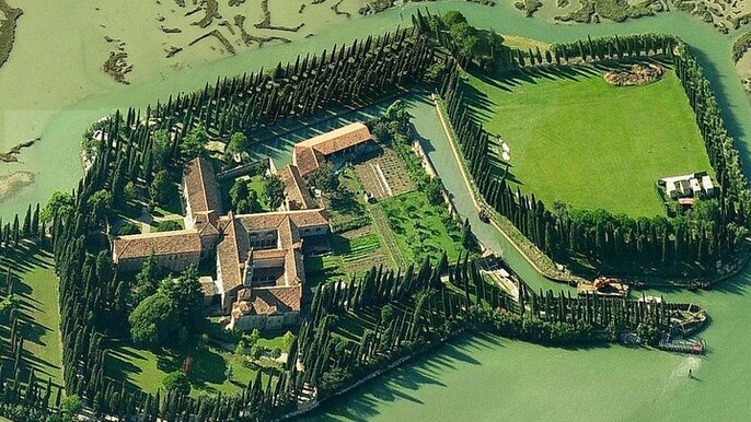 Private Cruise: San Francesco del Deserto and Murano
