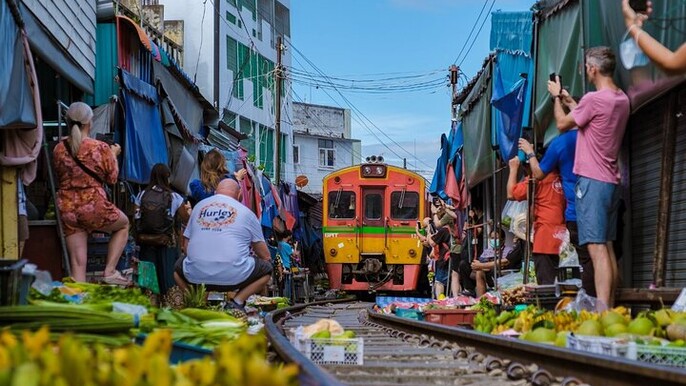 Damnoen Saduak Floating Market and Maeklong Railway Market Tour